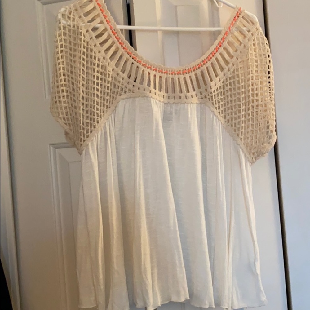 White American Eagle blouse with knit design